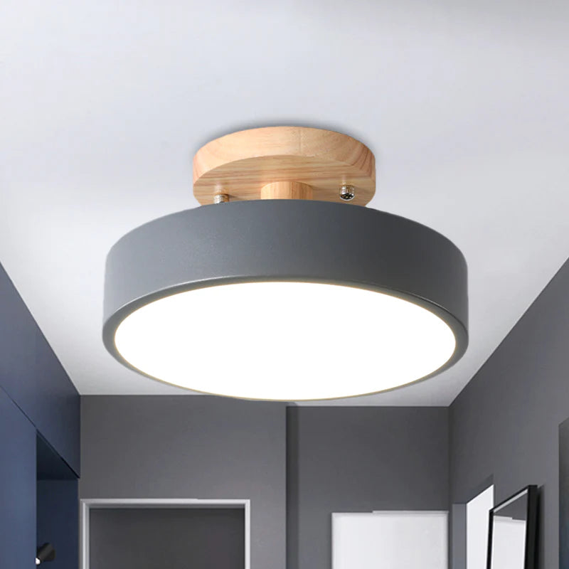 Lampa Sufitowa Skandynawska z Drewnianym Detalem i Okrągłym Kloszem