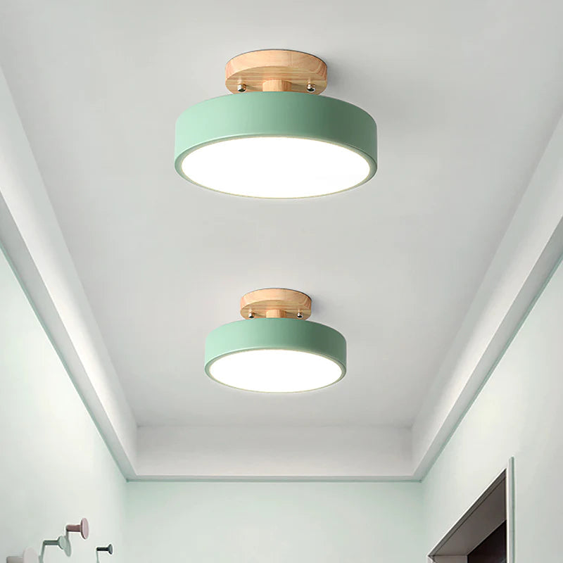 Lampa Sufitowa Skandynawska z Drewnianym Detalem i Okrągłym Kloszem