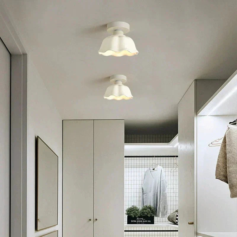 Lampa Sufitowa Vintage z Falowanym Kloszem i Oprawką