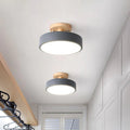 Lampa Sufitowa Skandynawska z Drewnianym Detalem i Okrągłym Kloszem