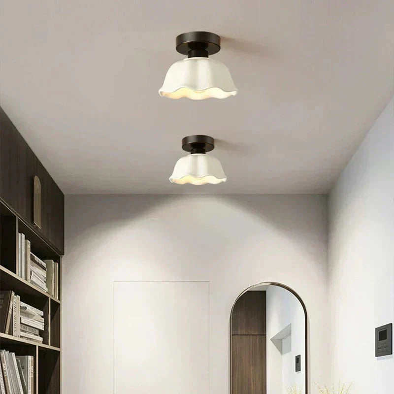 Lampa Sufitowa Vintage z Falowanym Kloszem i Oprawką